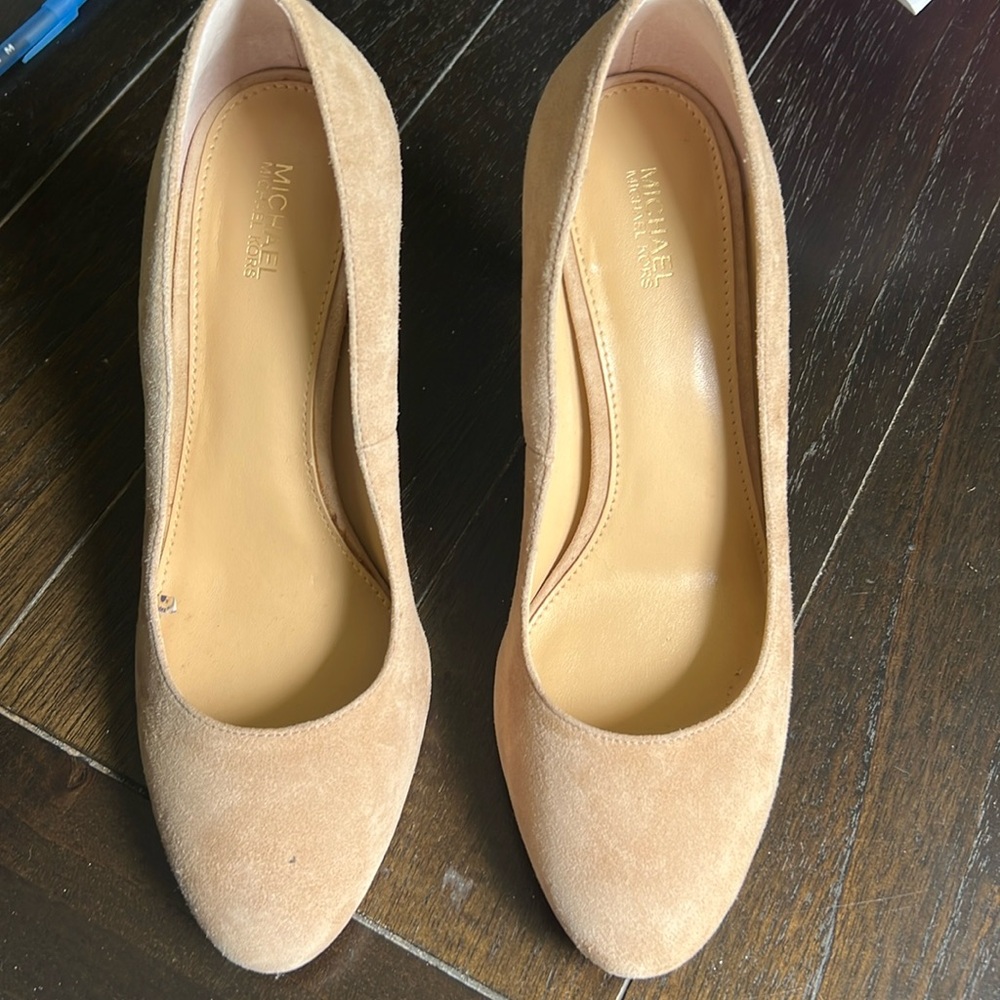 Michael Kors suede pump